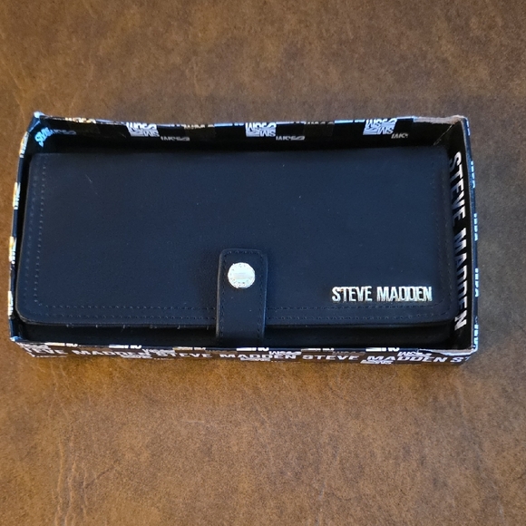 Steve Madden Handbags - Steve Madden Elegant Black Clutch New